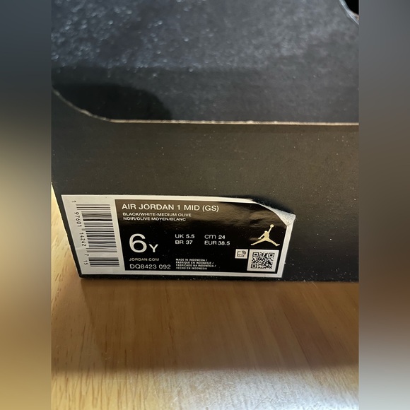 NEW Air Jordan 1 Mid- Kids Black and Olive Sneaker. Size 6Y. IN BOX, never worn - Picture 10 of 10
